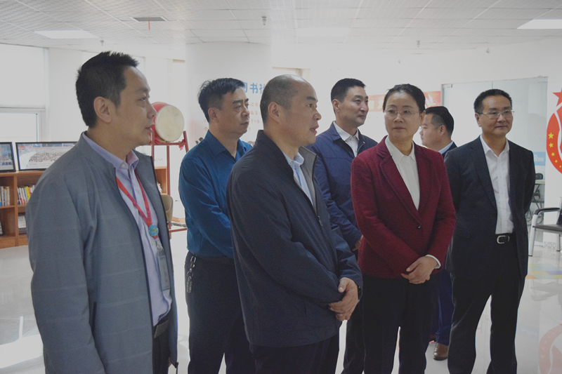 熱烈歡迎河南省委統(tǒng)戰(zhàn)部副部長(zhǎng)梁險(xiǎn)峰一行蒞臨安陽青峰網(wǎng)絡(luò)調(diào)研社會(huì)階層工作！